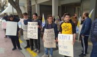 Χανιά: Διαμαρτυρία της Επιτροπής Ειρήνης για την συμπεριφορά του πληρώματος του αεροπλανοφόρου George Bush στο δημαρχείο (φωτο)