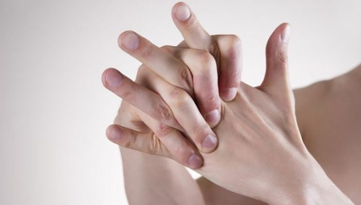 «Σπάτε» τα δάκτυλά σας; Πόσο επικίνδυνη είναι αυτή η συνήθεια