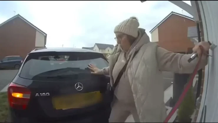 Βίντεο: Γυναίκα ξέχασε να τραβήξει χειρόφρενο και σφήνωσε ανάμεσα στο αυτοκίνητο και την πόρτα του σπιτιού της