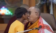 Σάλος με βίντεο που δείχνει τον Δαλάι Λάμα να φιλάει αγόρι στο στόμα