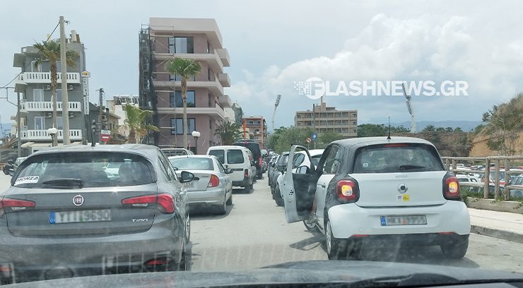 Σάββατο μεσημέρι και δεν «πέφτει» καρφίτσα στα Χανιά – Δεκάδες τα μποτιλιαρισμένα αυτοκίνητα στο κέντρο της πόλης (φωτο)
