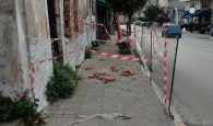 Τέσσερις μήνες κλειστό πεζοδρόμιο στα Χανιά – Κίνδυνος για πεζούς που κατεβαίνουν στον δρόμο