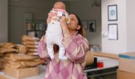 Η Μαίρη Συνατσάκη μιλάει για την πιο «άβολη αλήθεια της μητρότητας»