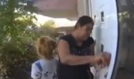 Γλυκά Νερά: Δύο γυναίκες παραβίασαν είσοδο πολυκατοικίας με κάρτα (βιντεο)