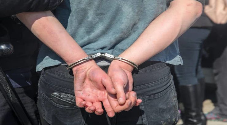 Πάτρα: Σύλληψη άνδρα για ξυλοδαρμό της συντρόφου του – Της έσπασε το χέρι