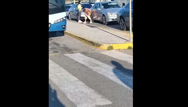 Βίντεο: Τουρίστρια ούρησε δημόσια σε πιάτσα ταξί στο Ηράκλειο