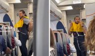 Αεροσυνοδός έκανε επίδειξη ασφαλείας με τον πιο αστείο τρόπο
