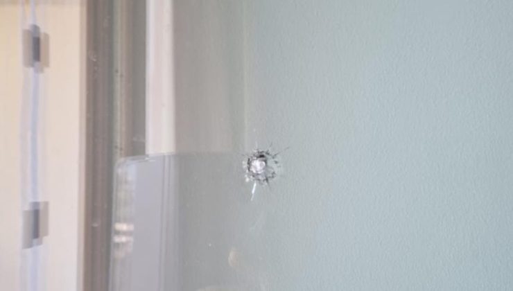 Ρέθυμνο: Αδέσποτη σφαίρα καρφώθηκε σε παράθυρο παιδικού δωματίου
