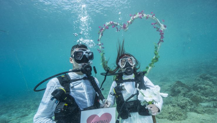 Νέα «μόδα» με υποβρύχιους γάμους σε ελληνικά νησιά