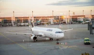 Γυναίκα σε πτήση της Lufthansa γδύθηκε μέσα στο αεροσκάφος και δάγκωσε αστυνομικό