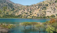 Στη λίμνη Κουρνά αντανακλάται όλη η σπάνια ομορφιά της Κρήτης