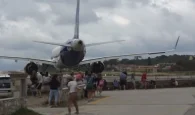 Σκιάθος: Αεροπλάνο της SAS απογειώνεται και «σηκώνει στον αέρα» όσους το βιντεοσκοπούν