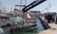 Ηράκλειο: Επιχείρηση για την ανάσυρση βυθισμένης βάρκας στο Ενετικό λιμάνι (φωτο)