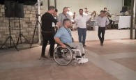 Λεβέντης Κρητικός σέρνει το χορό με το αναπηρικό του αμαξίδιο και βάζει σε όλους τα γυαλιά (βιντεο)