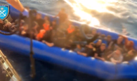 Εντοπίστηκε φουσκωτή λέμβος με 34 άτομα στα ανοικτά του Αιγαίου (βιντεο)