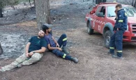 Εξαντλημένοι εθελοντές «κλέβουν» στιγμές ξεκούρασης γύρω από τα πύρινα μέτωπα – Συγκινητικές φωτογραφίες
