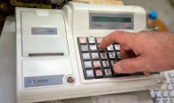 Ταμειακές μηχανές: Πρόστιμα και «λουκέτα» για μη διαβίβαση στοιχείων στην ΑΑΔΕ