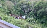 Λεωφορείο έπεσε σε χαράδρα 30 μέτρων – Τουλάχιστον 15 άνθρωποι σκοτώθηκαν (φωτο, βιντεο)