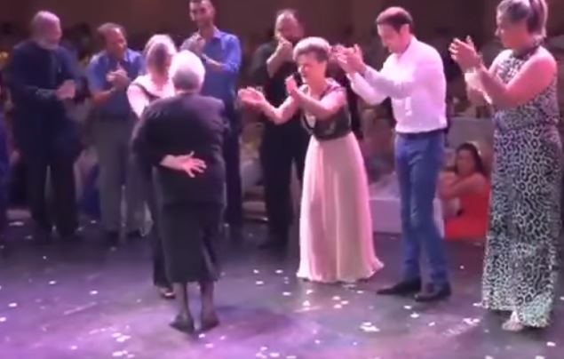 Ηράκλειο: “Μερακλίνα” γιαγιά, ετών 96, χορεύει Μαλεβιζιώτη και αποθεώνεται (βιντεο)