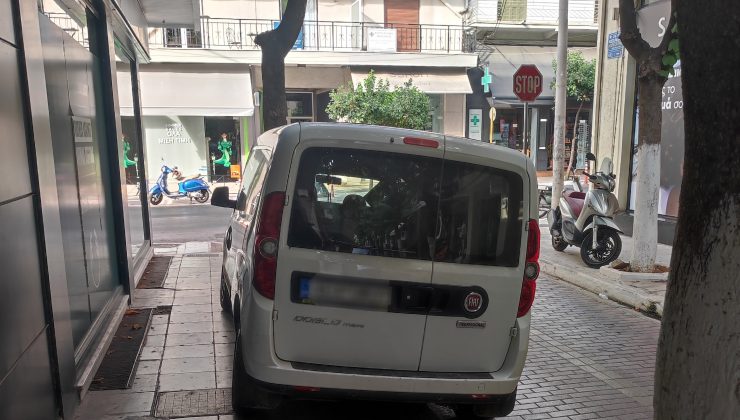 Χανιά: Παρκάρισμα άλλου επιπέδου – Μισός στον δρόμο μισός στο πεζοδρόμιο