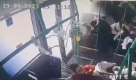 Τρομακτικό βίντεο από τροχαίο με λεωφορείο – Οι επιβάτες εκτοξεύτηκαν στον αέρα