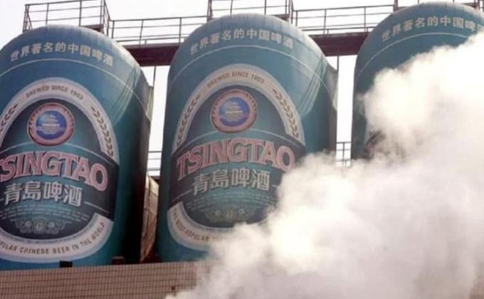 Σάλος στην Κίνα: Εργαζόμενος στη μεγαλύτερη ζυθοποιία πιάστηκε να ουρεί σε δεξαμενή με μπύρα