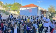 Χανιά: Με συνθήματα, ποιήματα και πορεία τίμησαν οι μαθητές του δημοτικού σχολείου Βαρυπέτρου τα 50 χρόνια από την εξέγερση του Πολυτεχνείου