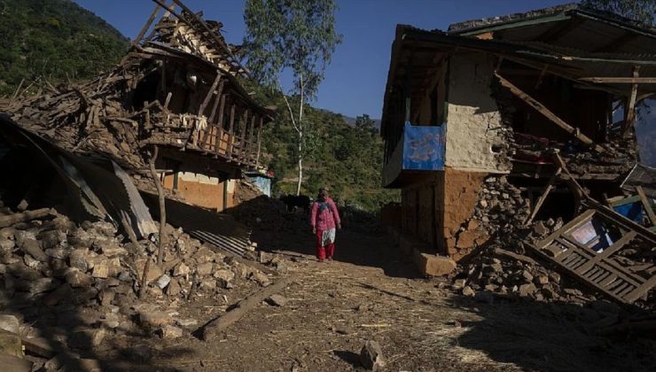 Θρήνος στο Νεπάλ για τους 157 νεκρούς που άφησε πίσω του ο σεισμός της Παρασκευής