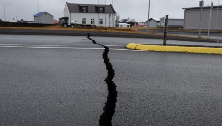 Άνοιξε η γη στα δύο στην Ισλανδία: Εκκενώθηκε πόλη 3.000 κατοίκων – Φόβος για ηφαιστειακή έκρηξη (φωτο)