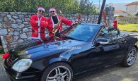 Με κάμπριο αντί για έλκηθρο έφτασε ο Άγιος Βασίλης στα Χανιά, γεμίζοντας την πόλη με χριστουγεννιάτικες μελωδίες (φωτο, βιντεο)