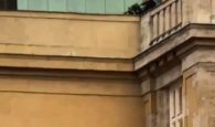 Μακελειό στην Πράγα: Νέο βίντεο ντοκουμέντο με τον 24χρονο δράστη – Πρώτα πυροβολεί και μετά τρέχει στην ταράτσα του Πανεπιστημίου