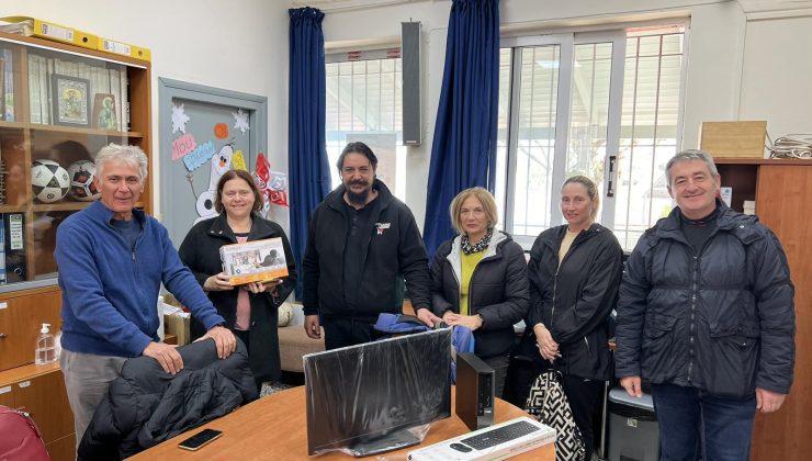 Υπολογιστή και προτζέκτορα δώρισε ο σύλλογος «Γαρίπας» στο δημοτικό σχολείο Βαρυπέτρου