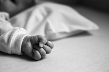 Ποινική δίωξη σε βαθμό κακουργήματος στους γονείς του ενός έτους βρέφους που πέθανε στην Κω
