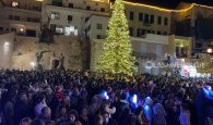 Άναψε το χριστουγεννιάτικο δέντρο στο κατάμεστο ενετικό λιμάνι Χανίων (φωτο – βιντεο)