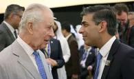 Μ. Βρετανία: Ο Βασιλιάς «τρολάρει» τον Πρωθυπουργό με «ελληνική» ….γραβάτα
