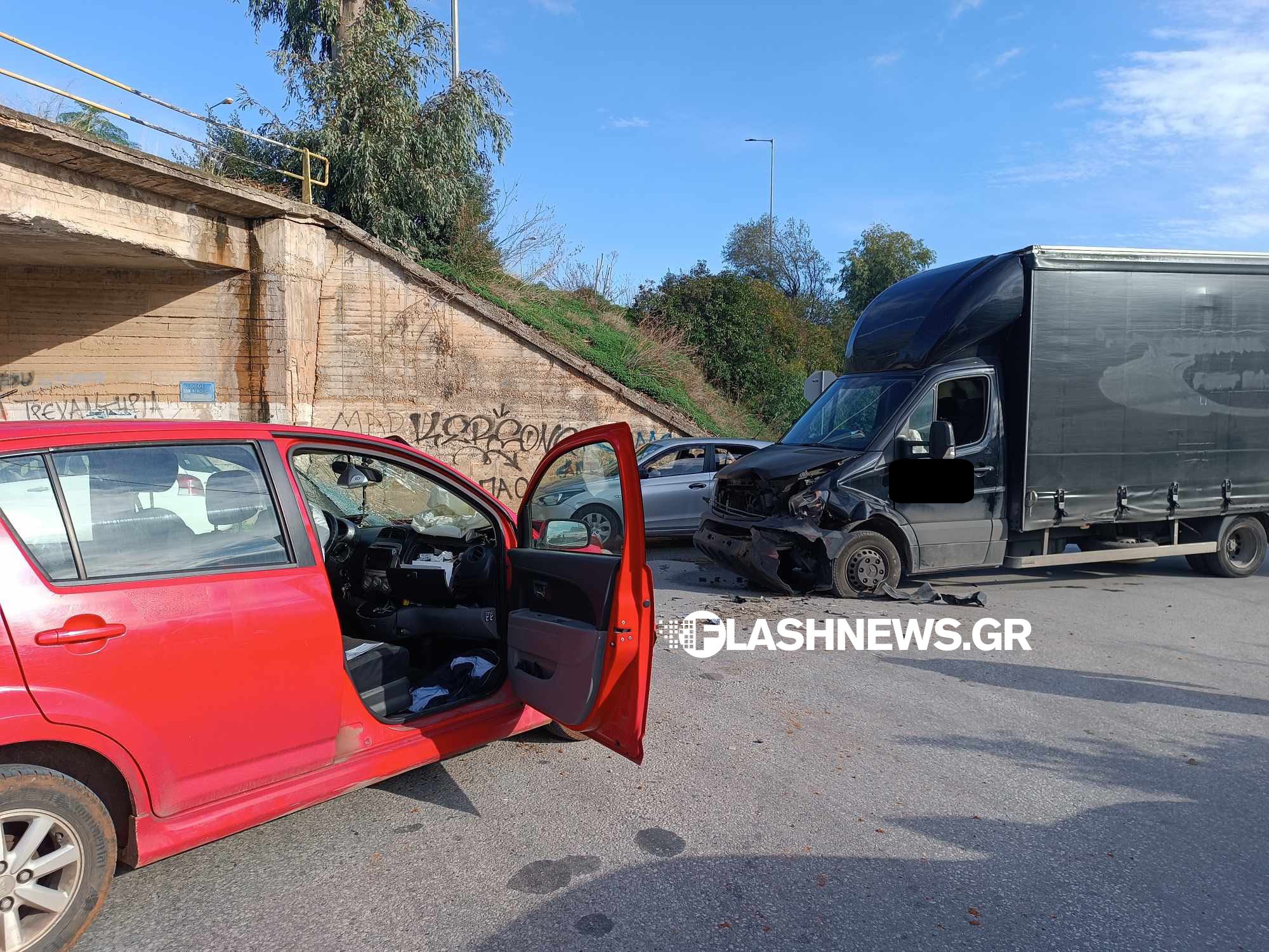Κρήτη: Σφοδρή σύγκρουση οχημάτων με έναν τραυματία (pics)