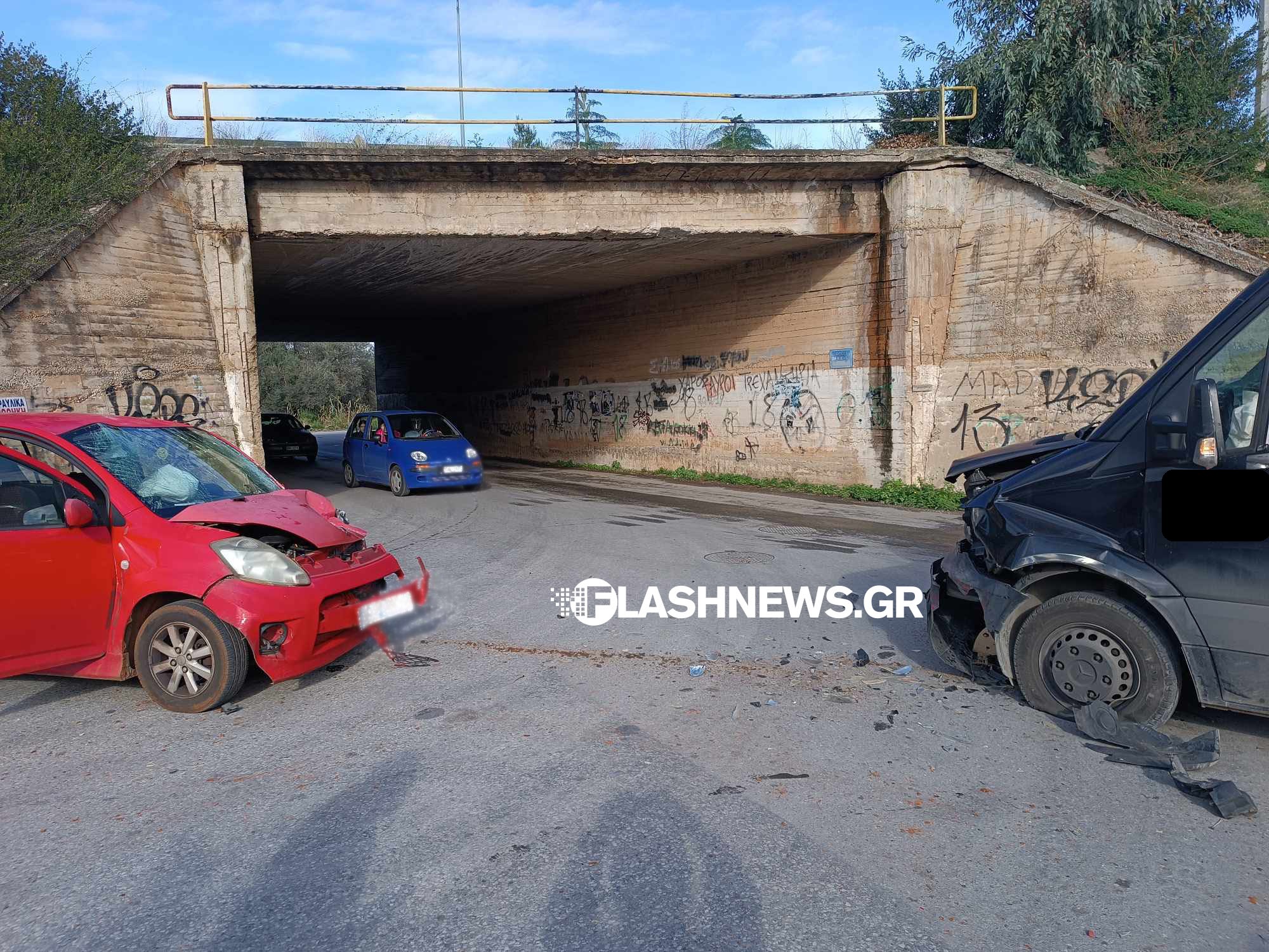 Κρήτη: Σφοδρή σύγκρουση οχημάτων με έναν τραυματία (pics)