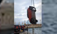 Χανιά: Η στιγμή που γερανός ανασύρει το αμάξι που «βούτηξε» στο Ενετικό Λιμάνι (φωτο)