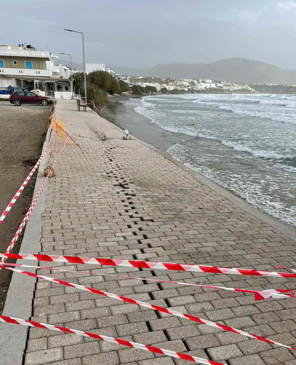 Uszkodzenie nabrzeża w Makry Gialos