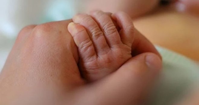 Τραγωδία στη Θήβα: Νεκρό βρέθηκε μωρό 1,5 έτους