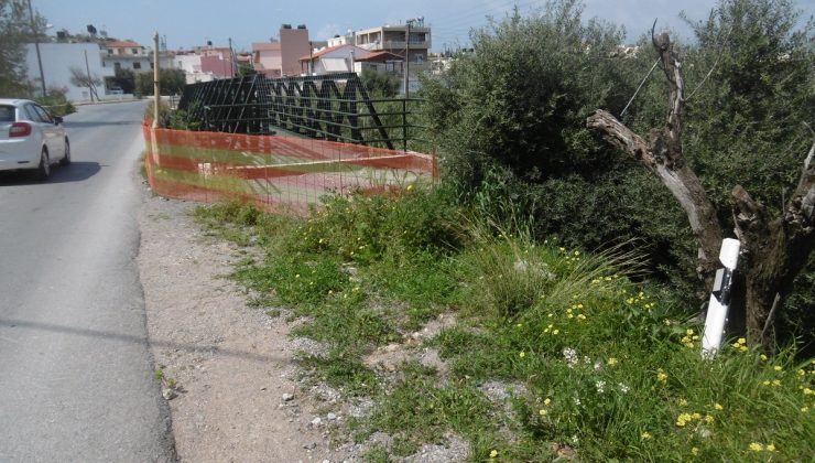 Δήμος Χερσονήσου: Κατασκευή πεζοδρομίου ανατολικά της μεταλλικής πεζογέφυρας Γουρνών
