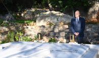 Χανιά: Λουλούδια στον τάφο του Κωνσταντίνου Μητσοτάκη άφησε ο Νίκος Δένδιας (φωτο)