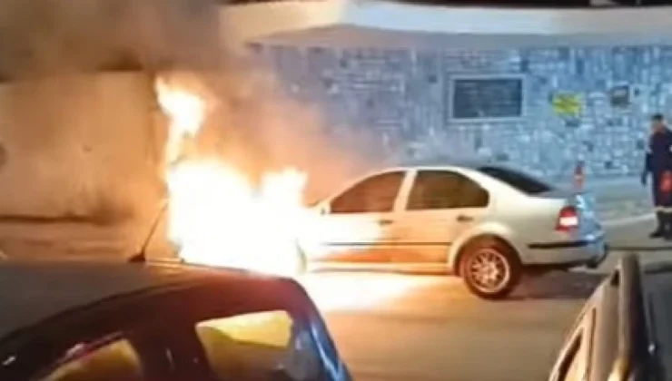 Αυτοκίνητο τυλίχθηκε στις φλόγες έξω από το στρατόπεδο στη Κόρινθο (βίντεο)