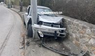 Χανιά: Αυτοκίνητο σφήνωσε μεταξύ στύλου και τοιχίου μετά από τροχαίο (φωτο)