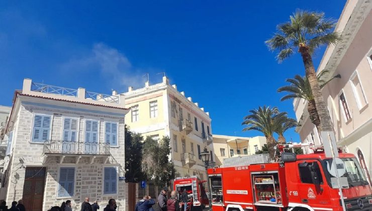 Πυρκαγιά σε κτίριο στην Σύρο – Τρία άτομα απεγκλώβισαν μία 88χρονη (φωτο – βίντεο)