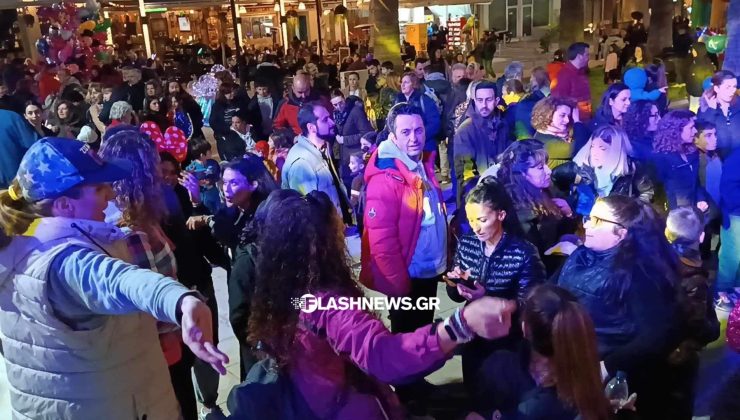 Χανιά: Πλήθος κόσμου στην πλατεία της Σούδας για την έναρξη του 32ου Χανιώτικου καρναβαλιού (φωτο, βιντεο)