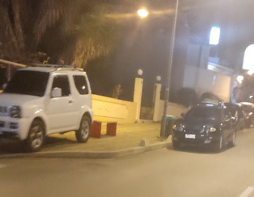 Χανιά: Οδηγός πάρκαρε το τζιπ του στην μέση του πεζοδρομίου (φωτο)