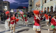 Πατρινό καρναβάλι: Χορός και θέαμα στη νυχτερινή παρέλαση του Σαββάτου (βίντεο)