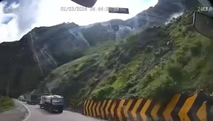 Κατολίσθηση με τεράστιους βράχους συνέθλιψε ένα φορτηγό στο Περού (βίντεο)