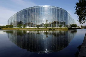 Συνελήφθη για κατασκοπεία μέλος του Ευρωπαϊκού Κοινοβουλίου – Κατηγορίες ότι έδινε πληροφορίες στην Κίνα